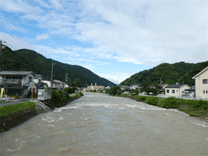 広島県三原市　大雨の後の湧原川